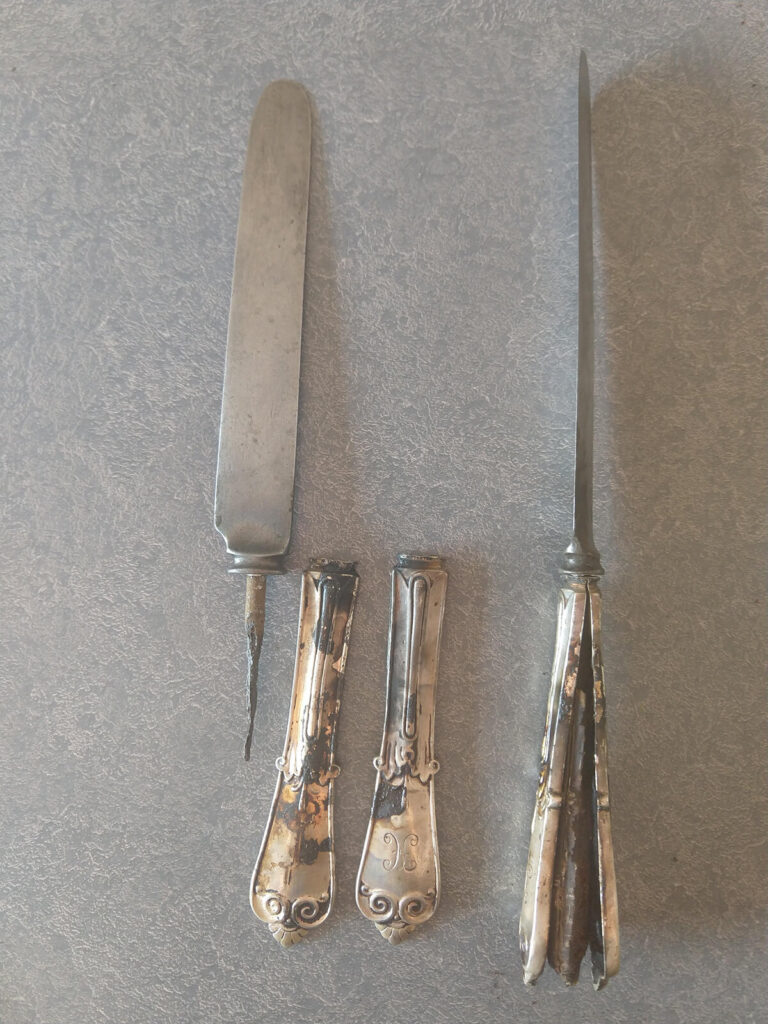 Piezas de un cuchillo de plata